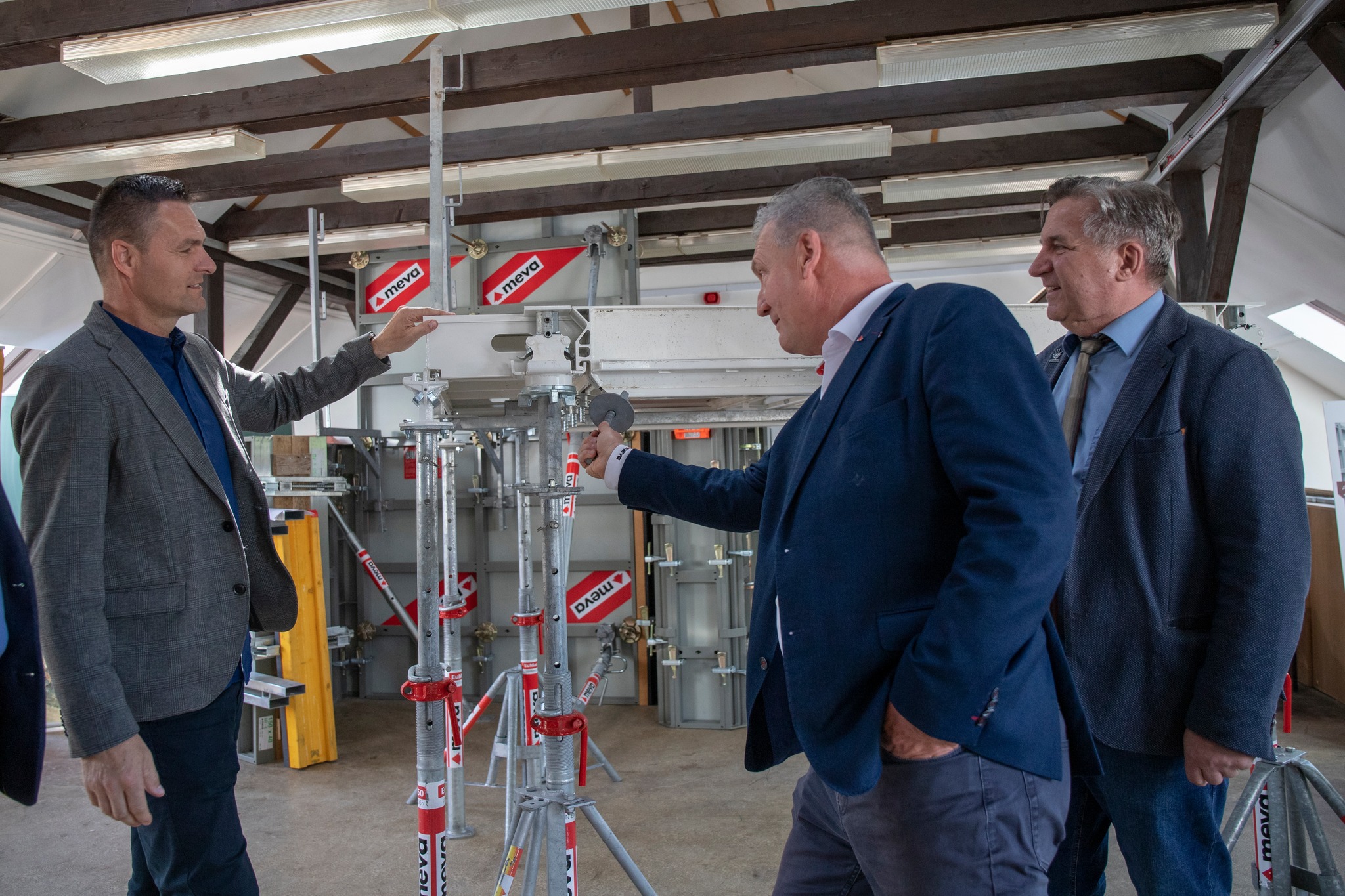 A Miskolci SZC Kós Károly Építőipari, Kreatív Technikum és Szakképző Iskola számára a MEVA Zsalurendszerek Zrt. egy több millió forint értékű zsalurendszer csomagot ajánlott fel, amely jelentős segítséget nyújt a tanulóknak az oktatási folyamatban és a vizsgáztatások lebonyolításában.